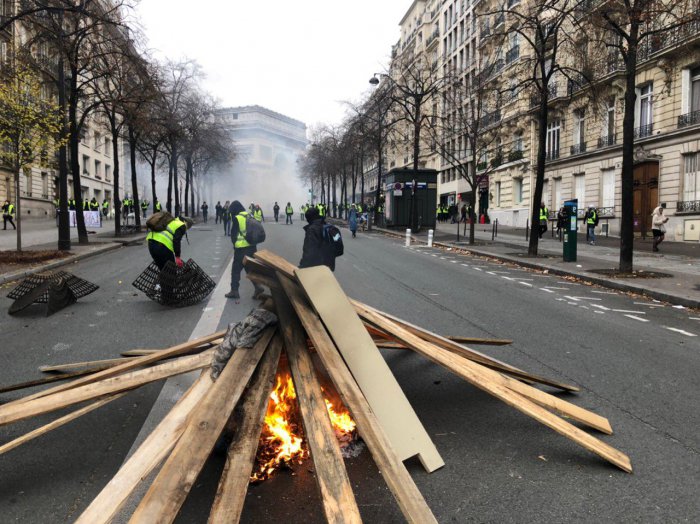 В Париже беспорядки, почти война