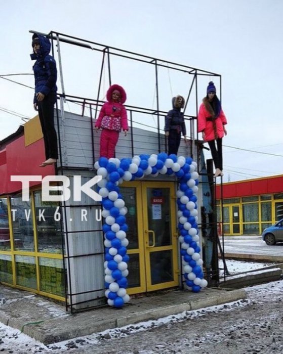 Боги маркетинга или «Утро стрелецкой казни»: в соцсетях обсуждают магазин с повешенными детскими манекенами