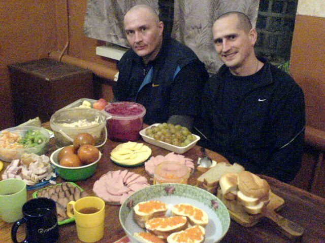 Икра, алкоголь и оливье: как празднуют Новый год на зоне
