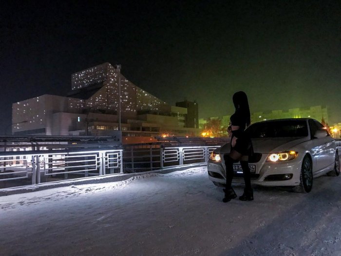 Устроившую фотоссессию возле BMW на вантовом мосту красноярку арестовали на 10 суток