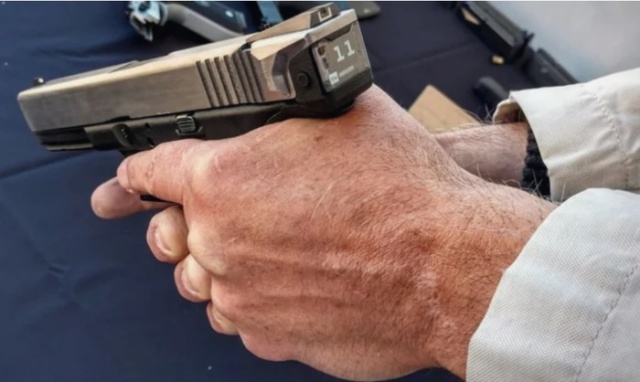 Пистолет Glock 17 с электронным счётчиком боеприпасов Пистолет Glock 17 с электронным счётчиком боеприпасов