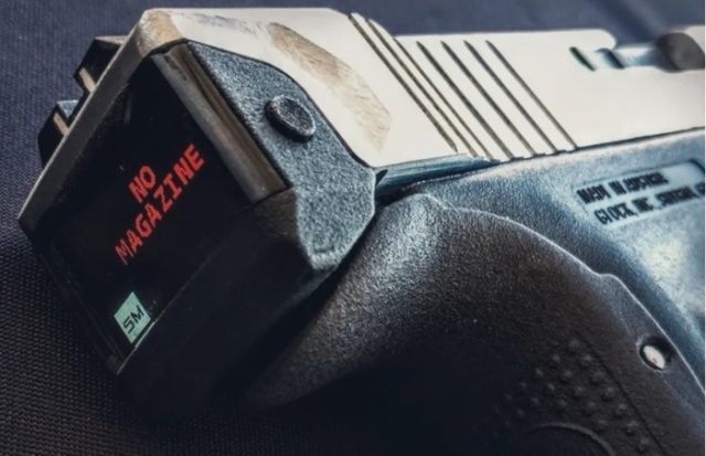 Пистолет Glock 17 с электронным счётчиком боеприпасов Пистолет Glock 17 с электронным счётчиком боеприпасов