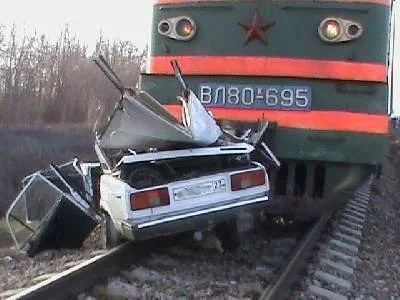 Как машинист готовится к столкновению с авто Как машинист готовится к столкновению с авто