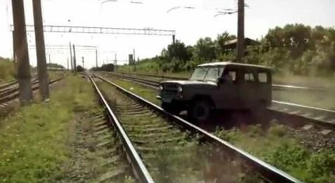 Как машинист готовится к столкновению с авто Как машинист готовится к столкновению с авто