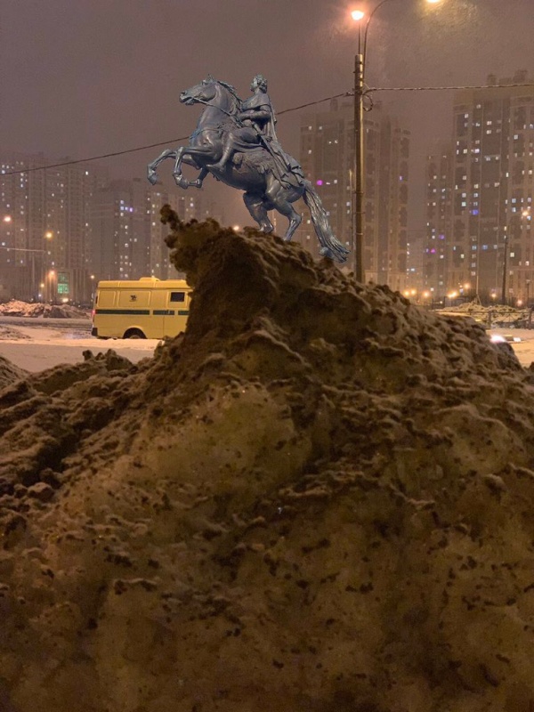 Сугроб в Санкт-Петербурге стал героем фотожаб