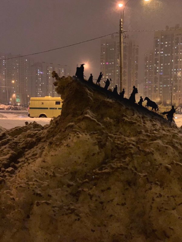 Сугроб в Санкт-Петербурге стал героем фотожаб