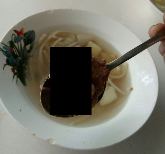 Ученики обнаружили в школьном супе кусок мяса с "щупальцами"
