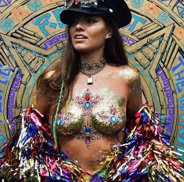 Уличная художница Софи Фи, запустившая тренд "GlitterBoobs", заработала больше миллиона фунтов за год