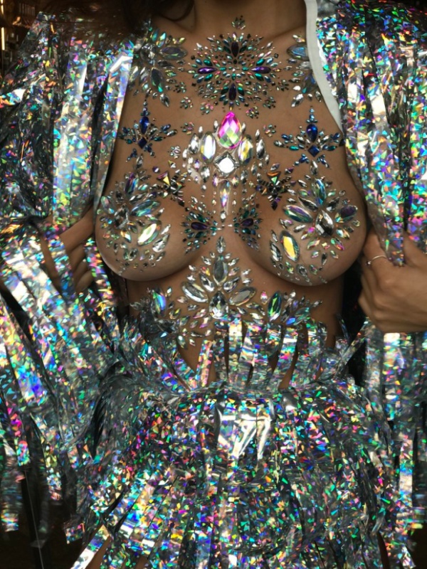 Уличная художница Софи Фи, запустившая тренд "GlitterBoobs", заработала больше миллиона фунтов за год
