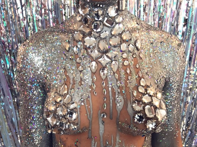 Уличная художница Софи Фи, запустившая тренд "GlitterBoobs", заработала больше миллиона фунтов за год