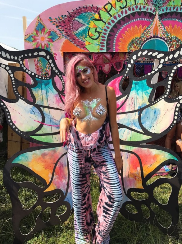 Уличная художница Софи Фи, запустившая тренд "GlitterBoobs", заработала больше миллиона фунтов за год