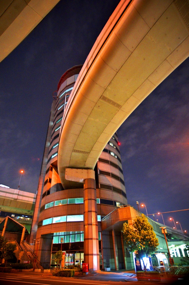 Необычное строение Gate Tower в Японии
