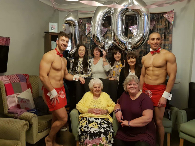 Бабушка из британского дома престарелых отметила 100-летие со стриптизерами