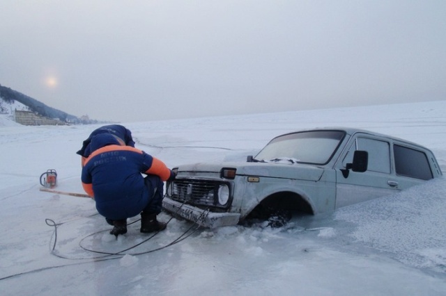 Автомобили, застрявшие во льду Байкала