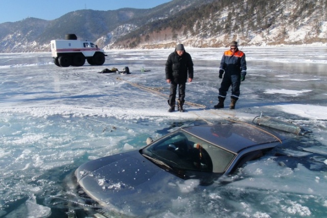 Автомобили, застрявшие во льду Байкала