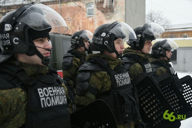 Школьникам показали, как военная полиция разгоняет митинги
