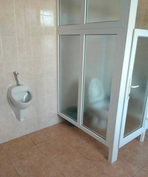 Туалеты в Могилевском колледже модернизировали так, что уединиться по нужде не получится