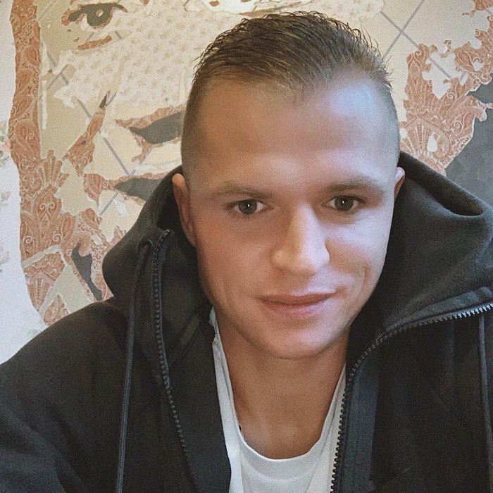 Знаменитости, которые поднимали руку на поклонников Знаменитости, которые поднимали руку на поклонников