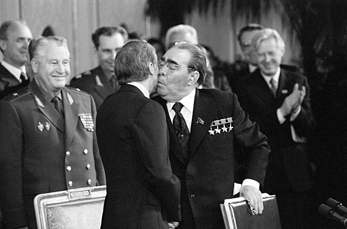 Как мировые лидеры пытались избежать поцелуев Брежнева Как мировые лидеры пытались избежать поцелуев Брежнева