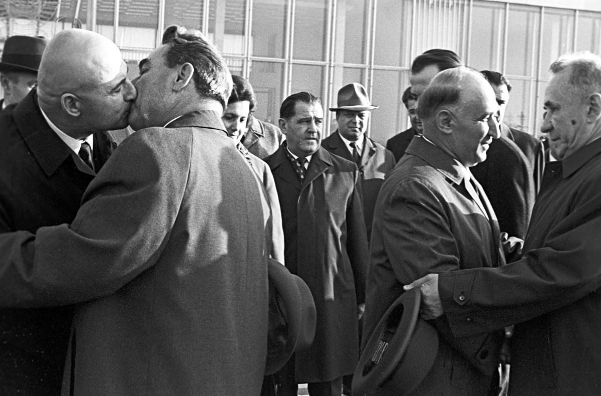 Как мировые лидеры пытались избежать поцелуев Брежнева Как мировые лидеры пытались избежать поцелуев Брежнева
