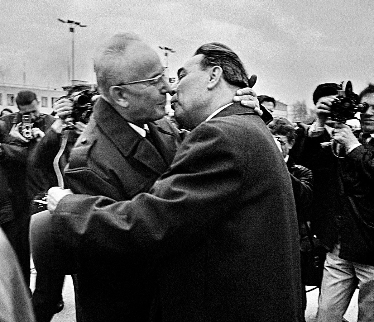 Как мировые лидеры пытались избежать поцелуев Брежнева Как мировые лидеры пытались избежать поцелуев Брежнева