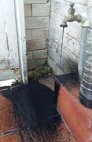 В се из кранов потекла черная вода В се из кранов потекла черная вода
