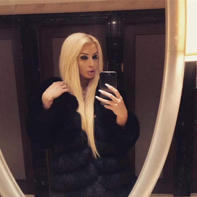 Жительница Лондона Паулина Кэнди превратила себя в куклу Барби Жительница Лондона Паулина Кэнди превратила себя в куклу Барби