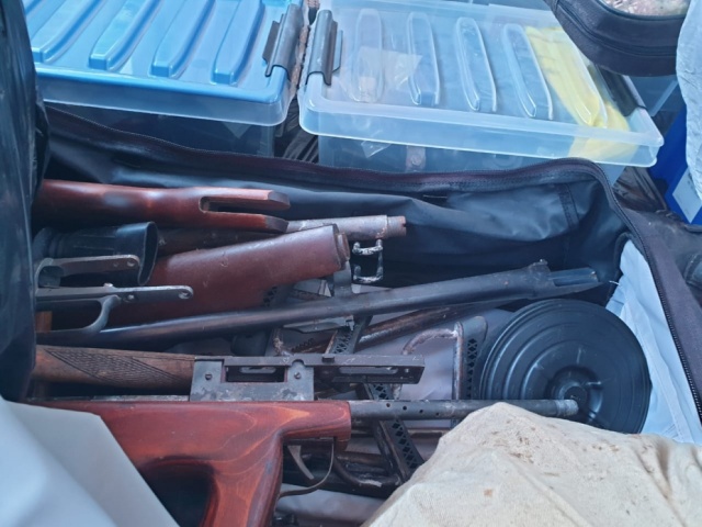 В Подмосковье был обнаружен тайник киллеров с большим количеством оружия В Подмосковье был обнаружен тайник киллеров с большим количеством оружия