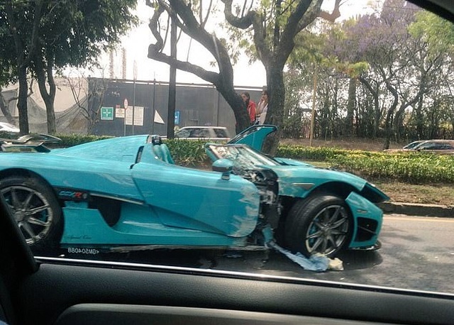В Мексике разбили уникальный суперкар Koenigsegg CCXR бирюзового цвета