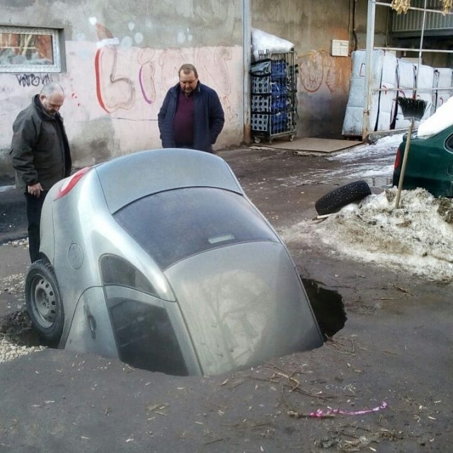 В Самаре автомобиль с пассажирами провалился под асфальт