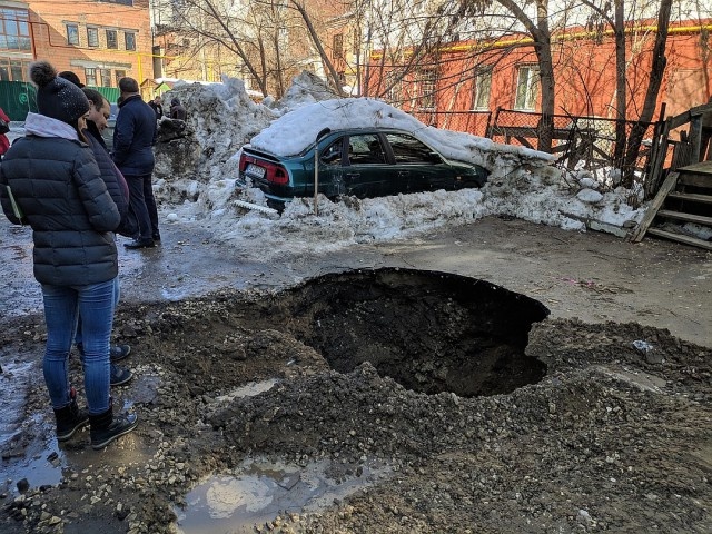 В Самаре автомобиль с пассажирами провалился под асфальт