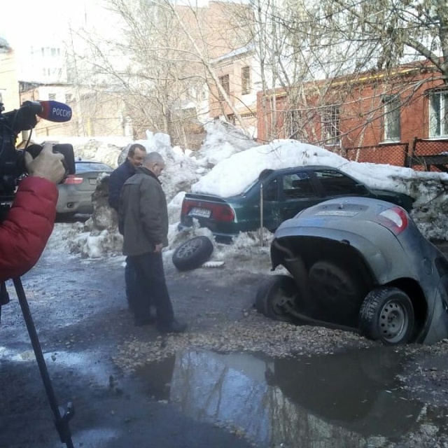 В Самаре автомобиль с пассажирами провалился под асфальт