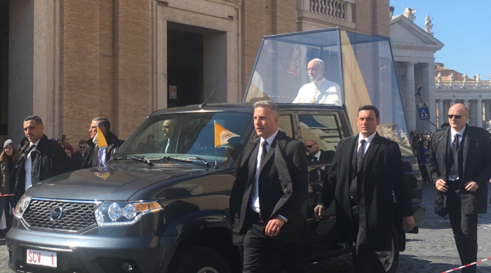«Папу Римского» посадили в УАЗ