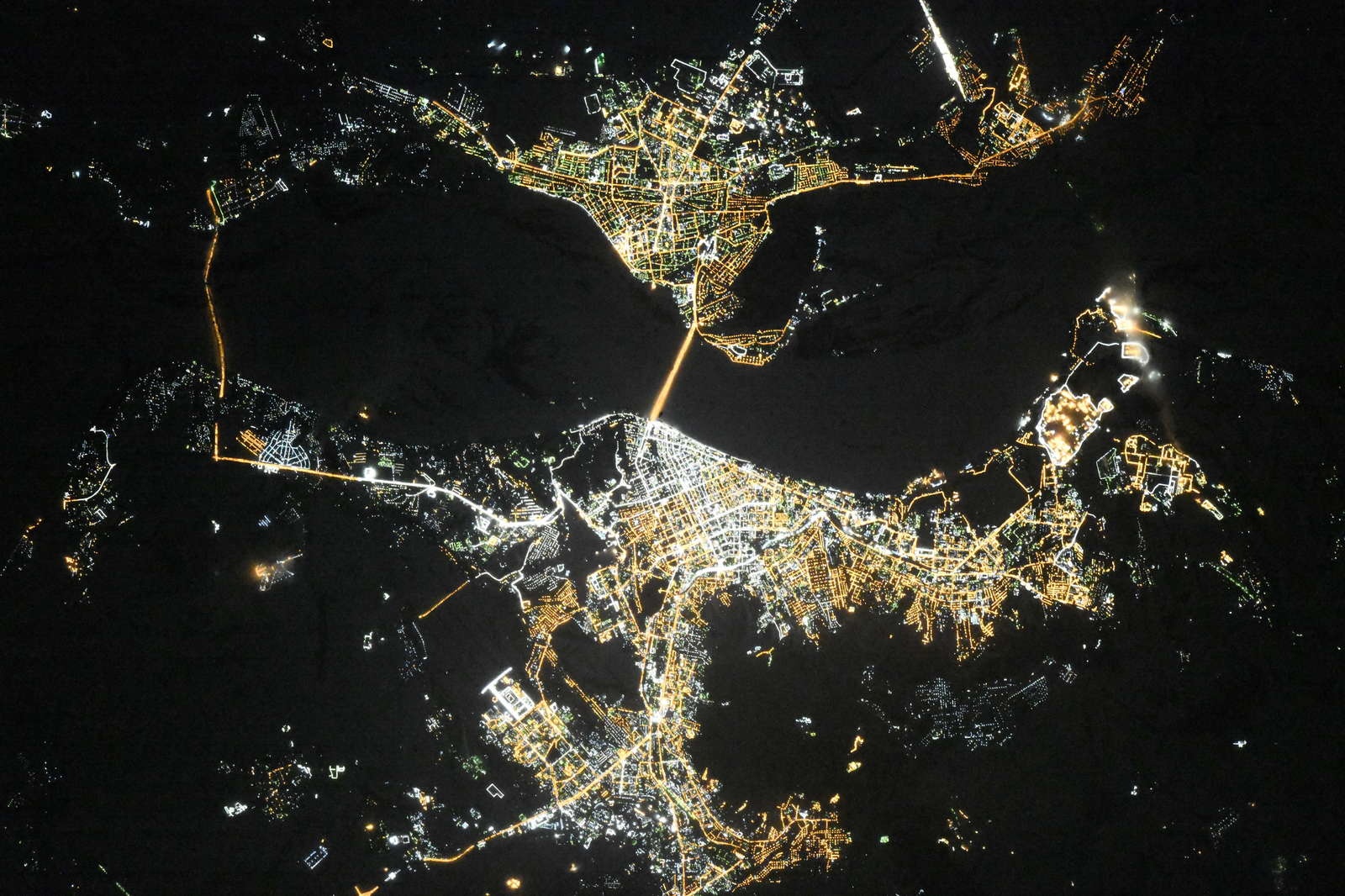 Как выглядят российские города из космоса ночью
