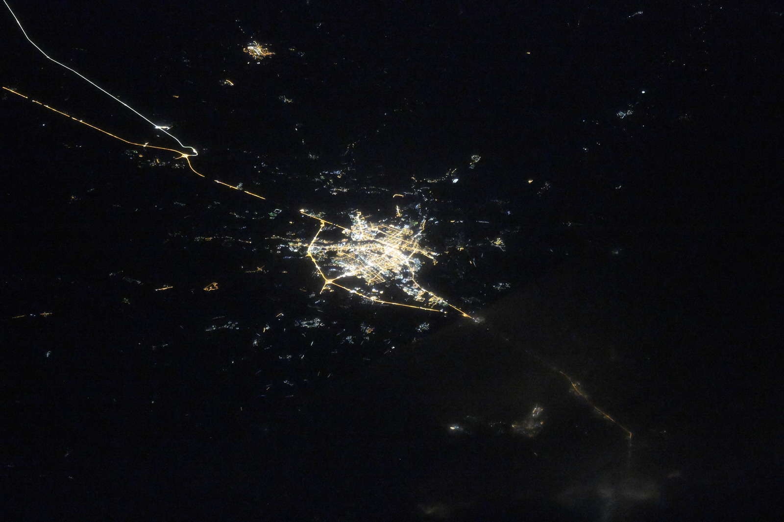 Как выглядят российские города из космоса ночью