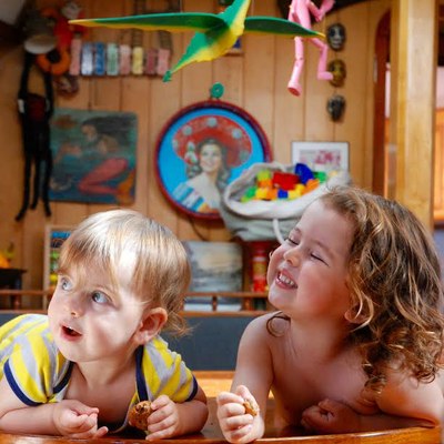 На одной волне: супруги путешествуют в открытом море уже 8 лет и за это время родили троих детей На одной волне: супруги путешествуют в открытом море уже 8 лет и за это время родили троих детей