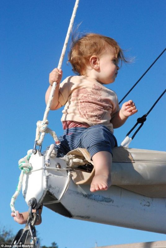 На одной волне: супруги путешествуют в открытом море уже 8 лет и за это время родили троих детей На одной волне: супруги путешествуют в открытом море уже 8 лет и за это время родили троих детей