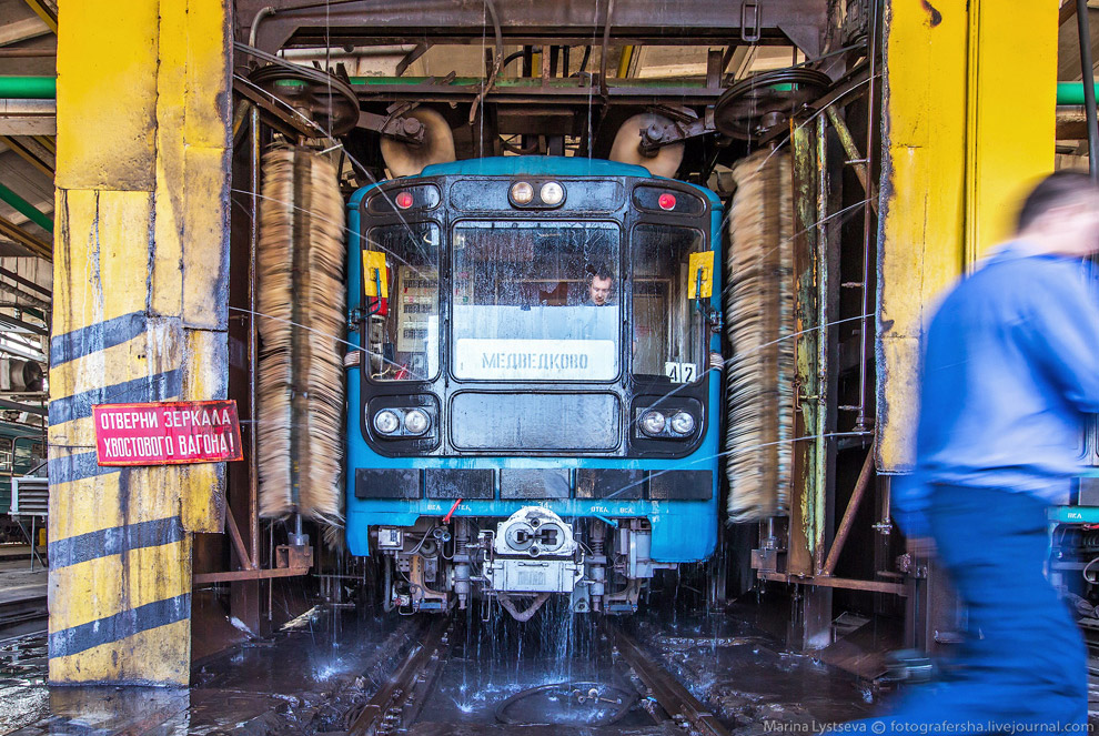 Как моют вагоны метро Как моют вагоны метро