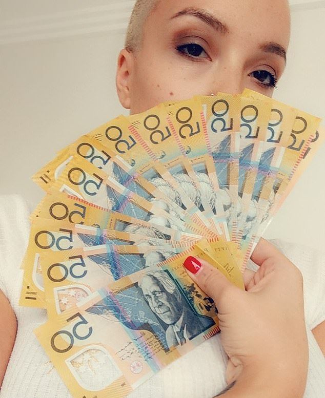Непыльная работа 26-летней финансовой доминатрикс, приносящая ей $3000 в неделю