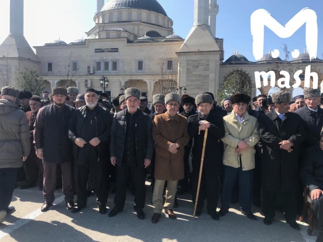 Обряд примирения кровников в Чечне, которые враждовали более 20 лет Обряд примирения кровников в Чечне, которые враждовали более 20 лет