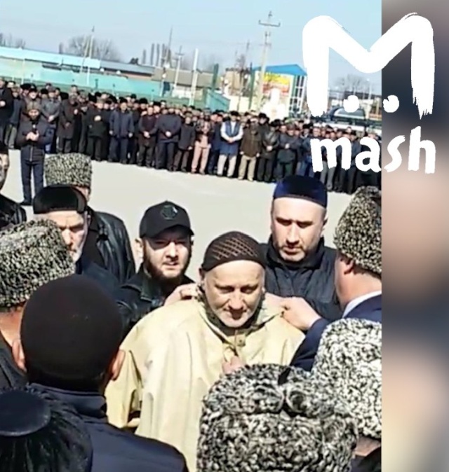 Обряд примирения кровников в Чечне, которые враждовали более 20 лет Обряд примирения кровников в Чечне, которые враждовали более 20 лет