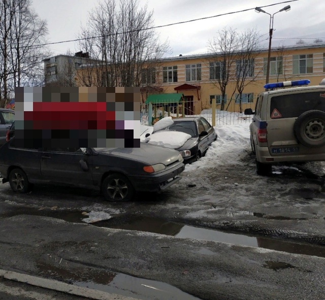 Полиция Мурманска выясняет, почему вандалы установили гроб на крышу автомобиля