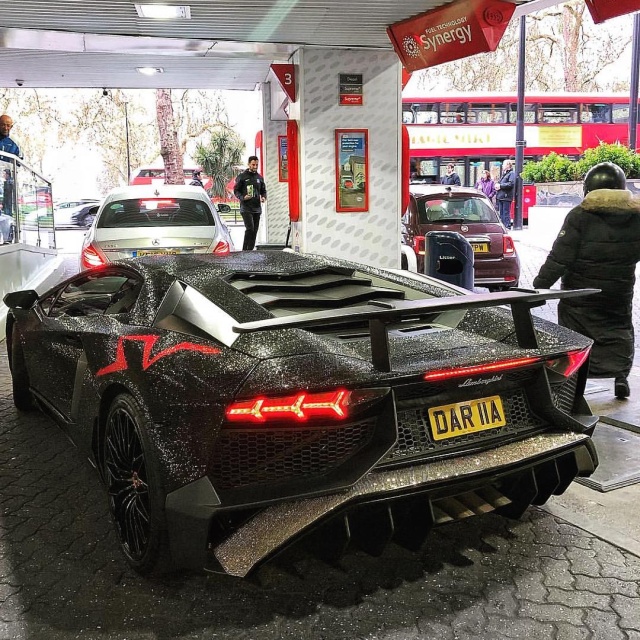 Спорткар Lamborghini Aventador был украшен 2 миллионами кристаллами Swarovski