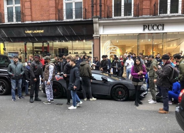 Спорткар Lamborghini Aventador был украшен 2 миллионами кристаллами Swarovski