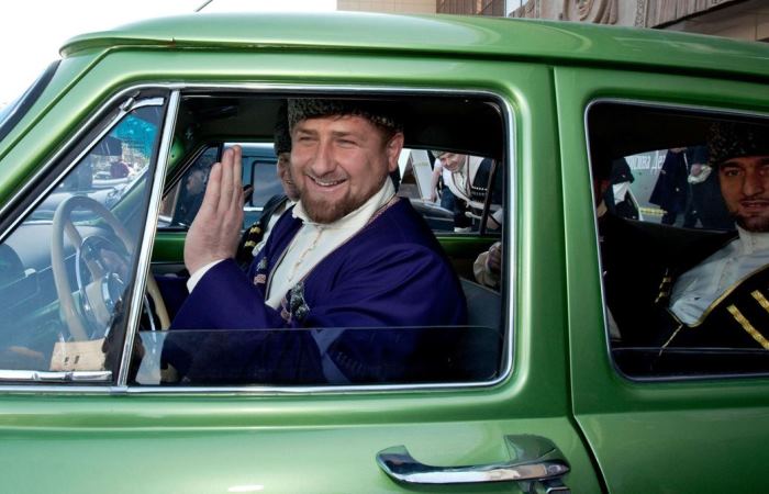 На каких автомобилях ездит Рамзан Кадыров На каких автомобилях ездит Рамзан Кадыров