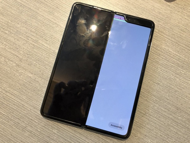 Экраны на Samsung Galaxy Fold начали ломаться еще до старта продаж Экраны на Samsung Galaxy Fold начали ломаться еще до старта продаж