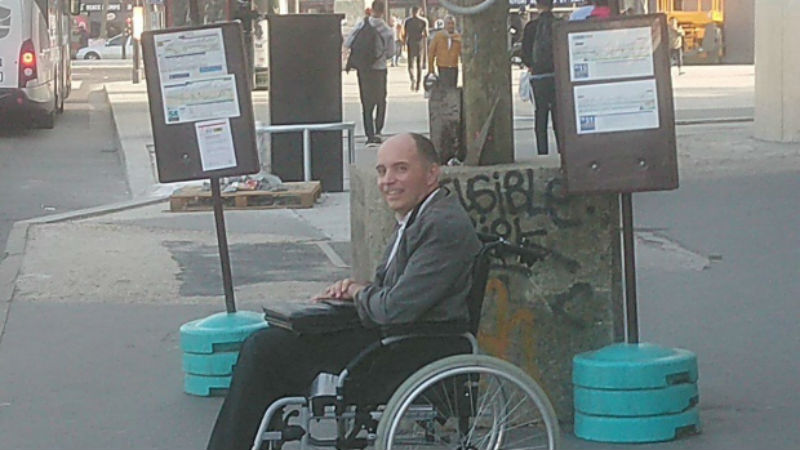 В Париже водитель автобуса выгнал всех пассажиров, которые не пускали мужчину в инвалидном кресле В Париже водитель автобуса выгнал всех пассажиров, которые не пускали мужчину в инвалидном кресле