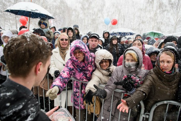В Екатеринбурге испекли 4-тонный кулич. Люди распихивали его по сумкам