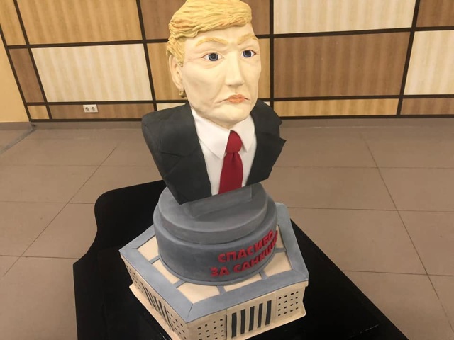 Журналисты ГТРК "Крым" съели торт в виде головы Дональда Трампа