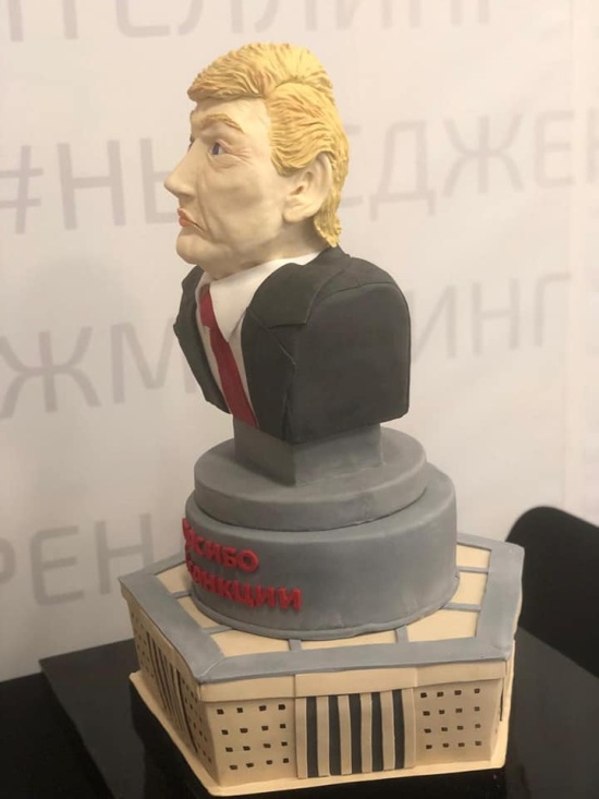 Журналисты ГТРК "Крым" съели торт в виде головы Дональда Трампа